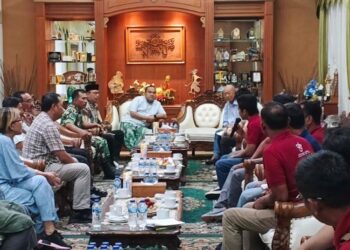 MEDIASI: Bupati Blora Arief Rohman menjembatasi mediasi antara PT Pentawira dan warga Jiken di rumah dinas bupati pada Jumat, 21 November 2025. (Eko Wicaksono/Lingkarjateng.id)