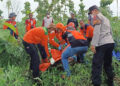 Proses evakuasi korban di area perbukitan Patiayam, Sabtu (8/11).  NISA HAFIZHOTUS SYARIFA/LINGKAR