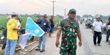 Sengketa Tanah Desa Tambaharjo dan Payang di Pati, Warga Gelar Aksi Pasang Banner 3 Puluhan warga Desa Tambaharjo di Kabupaten Pati memasang spanduk atas sengketa tanah dengan Pemdes Payang, Minggu, 16 November 2025. (Lingkarnews Network/Lingkarjateng.id)
