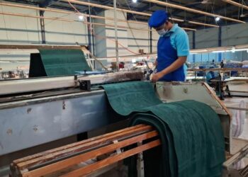 ILUSTRASI: Pekerja di salah satu industri tekstil di Kabupaten Semarang. (Hesty Imaniar/Lingkarjateng.id)