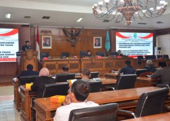 Sumber Daya Keuangan Salatiga 2026 Terbatas, Pemkot Prioritaskan Layanan Dasar 25 Wali Kota Salatiga Robby Hernawan dalam Rapat Paripurna Penandatanganan Nota Kesepakatan Bersama terhadap KUA-PPAS Kota Salatiga Tahun Anggaran 2026 pada Kamis, 6 November 2025. (Prokompim Setda Salatiga/Lingkarjateng.id)