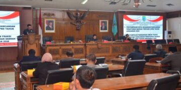 Wali Kota Salatiga Robby Hernawan dalam Rapat Paripurna Penandatanganan Nota Kesepakatan Bersama terhadap KUA-PPAS Kota Salatiga Tahun Anggaran 2026 pada Kamis, 6 November 2025. (Prokompim Setda Salatiga/Lingkarjateng.id)