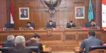 TKD Dipangkas Rp147 Miliar, Komposisi Belanja APBD Salatiga 2026 Berubah Signifikan 13 Rapat Paripurna dalam rangka penandatanganan nota kesepakatan bersama terhadap Kebijakan Umum APBD (KUA) dan Prioritas serta Plafon Anggaran Sementara (PPAS) Kota Salatiga Tahun Anggaran 2026 pada Kamis, 6 November 2025. (Dok.Prokompim Setda Salatiga/Lingkarjateng.id)