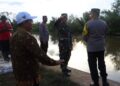 Tanggul Sungai Silempeng Jebol, DPRD Sumar Rosul: Butuh Penanganan Permanen 28 Wakil Ketua DPRD Kabupaten Pekalongan H. Sumar Rosul, S.IP., M.AP., bersama unsur Forkopimda meninjau lokasi tanggul jebol Sungai Silempeng di Desa Depok, Siwalan, Selasa, 18 November 2025. (Fahri Akbar/Lingkarjateng.id)