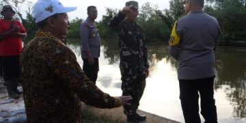 Tanggul Sungai Silempeng Jebol, DPRD Sumar Rosul: Butuh Penanganan Permanen 14 Wakil Ketua DPRD Kabupaten Pekalongan H. Sumar Rosul, S.IP., M.AP., bersama unsur Forkopimda meninjau lokasi tanggul jebol Sungai Silempeng di Desa Depok, Siwalan, Selasa, 18 November 2025. (Fahri Akbar/Lingkarjateng.id)