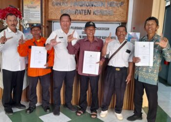 Penyerahan sertifikat penghargaan Kalpataru di Kantor Dinas Lingkungan Hidup (DLH) Kabupaten Kendal, Rabu, 25 November 2025. (Anik Kustiani/Lingkarjateng.id)