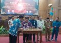 Bupati Pati Sudewo menandatangani Raperda APBD 2026 di ruang rapat paripurna DPRD Pati pada Selasa, 25 November 2025. (Lingkarnews Network)