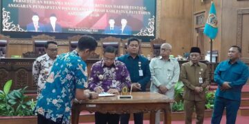 Bupati Pati Sudewo menandatangani Raperda APBD 2026 di ruang rapat paripurna DPRD Pati pada Selasa, 25 November 2025. (Lingkarnews Network)