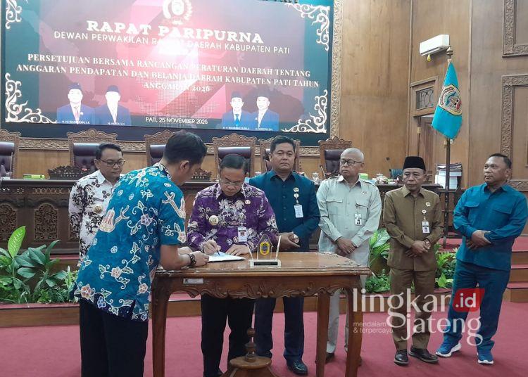 Tok! DPRD-Pemkab Pati Sahkan Pengajuan Utang Rp90 Miliar ke Kemenkeu 25 Bupati Pati Sudewo menandatangani Raperda APBD 2026 di ruang rapat paripurna DPRD Pati pada Selasa, 25 November 2025. (Lingkarnews Network)
