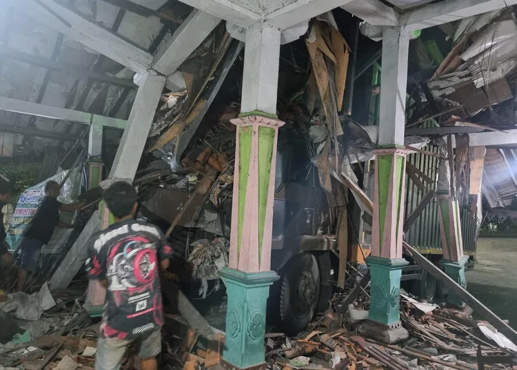 Truk tronton menabrak mushola di jalur Pantura kawasan Pasujudan Sunan Bonang, Desa Bonang, Kecamatan Lasem, Kabupaten Rembang, pada Kamis dini hari, 6 November 2025. (Humas Polres Rembang/Lingkarjateng.id)