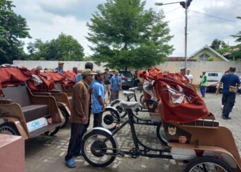 Sejumlah tukang becak yang menerima bantuan becak listrik di Balai Kartini Rembang, Rabu, 12 November 2025. (Muhammad Faalih/Lingkarjateng.id)