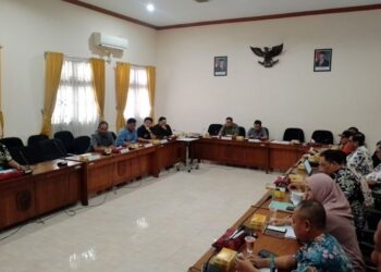 Aliansi Masyarakat Dengkek Bersatu (AMDB) menemui DPRD Pati bahas tentang dugaan korupsi Kades Dengkek, Selasa, 18 November 2025. (Lingkarnews Network/Lingkarjateng.id)