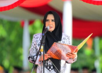 Bupati Pekalongan Fadia Arafiq menyampaikan amanat Menteri Pendidikan Dasar dan Menengah pada upacara peringatan Hari Guru Nasional di Alun-alun Kajen, Kabupaten Pekalongan pada Selasa, 25 November 2025. (Fahri Akbar/Lingkarjateng.id)