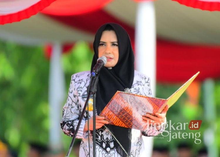 Bupati Pekalongan Fadia Arafiq menyampaikan amanat Menteri Pendidikan Dasar dan Menengah pada upacara peringatan Hari Guru Nasional di Alun-alun Kajen, Kabupaten Pekalongan pada Selasa, 25 November 2025. (Fahri Akbar/Lingkarjateng.id)