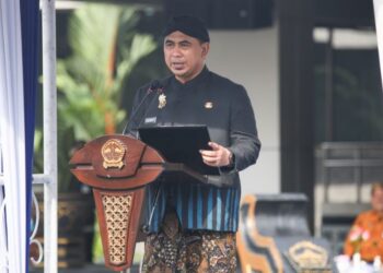 Wakil Gubernur Jawa Tengah, Taj Yasin, dalam upacara peringatan Hari Guru Nasional di Halaman Kompleks Kantor Gubernur Jawa Tengah, Selasa, 25 November 2025. (Humas Pemprov Jateng)