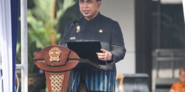 Wakil Gubernur Jawa Tengah, Taj Yasin, dalam upacara peringatan Hari Guru Nasional di Halaman Kompleks Kantor Gubernur Jawa Tengah, Selasa, 25 November 2025. (Humas Pemprov Jateng)