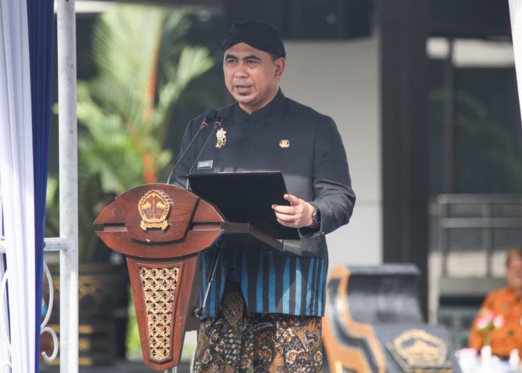 Wagub Jateng Pastikan Program Honorarium Guru Non-ASN Berlanjut di 2026 25 Wakil Gubernur Jawa Tengah, Taj Yasin, dalam upacara peringatan Hari Guru Nasional di Halaman Kompleks Kantor Gubernur Jawa Tengah, Selasa, 25 November 2025. (Humas Pemprov Jateng)