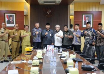 Wakil Gubernur Jawa Tengah Taj Yasin (kelima kiri) menerima audiensi perusahaan asal Tiongkok, Wanxinda Group di ruang kerjanya pada Senin, 24 November 2025. (Humas Pemprov Jateng)