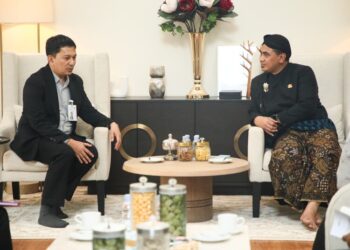Wakil Gubernur Jawa Tengah, Taj Yasin, menerima audiensi dengan jajaran Direksi Bank Syariah Indonesia (BSI) Semarang di rumah dinasnya, Selasa, 25 November 2025. (Humas Pemprov Jateng/Lingkarjateng.id)