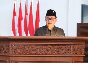 Wakil Ketua DPRD Kabupaten Pekalongan, H. Sumar Rosul, S.IP., M.AP., saat membacakan kata akhir Fraksi PDI Perjuangan dalam rapat paripurna di Gedung DPRD Kabupaten Pekalongan, Senin, 10 November 2025. (Fahri Akbar/Lingkarjateng.id)