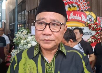 Wakil Wali Kota Semarang Iswar Aminuddin melayat ke rumah duka Wali Kota Semarang di Jalan Watu Kaji Raya No. 100, Gedawang, Kecamatan Banyumanik, Kota Semarang, 9 November 2025. (Syahril Muadz/Lingkarjateng.id)