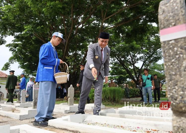 Wali Kota Pekalongan, Achmad Afzan Arslan Djunaid, menaburkan bunga di pusara pahlawan di Taman Makam Pahlawan Prawira Reksa Negara, Senin, 10 November 2025. (Fahri Akbar/Lingkarjateng.id)