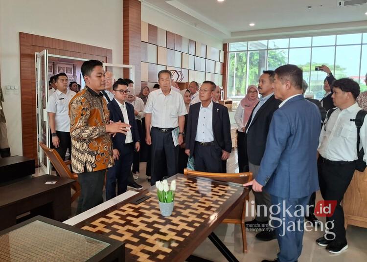 Wali Kota Sue Machi Jepang Siap Terima Lulusan Polifurneka Kendal Kerja di Jepang 25 Wali Kota Sue Machi, Jepang, Shuichi Hiramatsu, melihat produk furnitur saat mengunjungi Polifurneka yang berada di Kawasan Industri Kendal (KIK), Rabu, 26 November 2025. (Unggul Priambodo/Lingkarjateng.id)