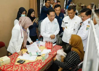 Wamenkes Apresiasi Program Speling Jateng, Dinilai Efektif Deteksi TBC 26 Wamenkes Paulus Octavianus didampingi Gubernur Jawa Tengah meninjau pelaksanaan program Speling di Kota Salatiga,Rabu,5 November 2025. (Humas Pemprov Jateng/Lingkarjateng.id)