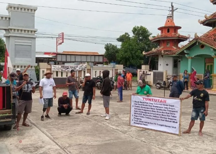 DEMO: Sejumlah warga Desa Asempapan, Kecamatan Trangkil, Kabupaten Pati demo di balai desa setempat pada Kamis, 6 November 2025. (Lingkar Network/Lingkarjateng.id)