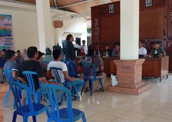Sejumlah warga mendatangi Balai Desa Damarjati, Kecamatan Kalinyamatan, Kabupaten Jepara, Selasa, 4 November 2025. (Tomi Budianto/Lingkarjateng.id)