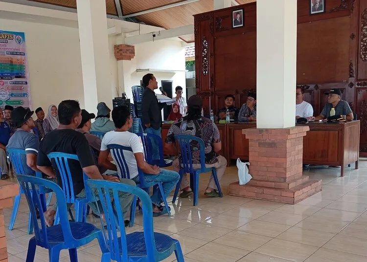 Diminta Warga Buka Laporan APBDes, Pemdes Damarjati Jepara: Ada Prosedur Resmi 25 Sejumlah warga mendatangi Balai Desa Damarjati, Kecamatan Kalinyamatan, Kabupaten Jepara, Selasa, 4 November 2025. (Tomi Budianto/Lingkarjateng.id)