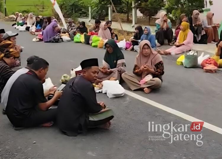 Warga Karangwono Pati Syukuran Jalan Mulus Setelah 10 Tahun Rusak 25 Warga Desa Karangwono, Kecamatan Tambakromo, Kabupaten Pati, syukuran atas perbaikan jalan, Senin, 24 November 2025. (Lingkarnews Network/Lingkarjateng.id)