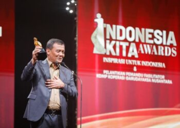 Gubernur Jateng Ahmad Luthfi memberikan sambutan usai menerima penghargaan di acara Indonesia Kita Award di Jakarta Selatan, Senin, 10 November 2025. (Humas Pemprov Jateng/Lingkarjateng.id)