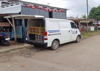 Mobil Satuan Pelayanan Pemenuhan Gizi (SPPG) Program Makan Bergizi Gratis (MBG) mengangkut sangkar burung dan kendaraan sepeda motor di Batang, Minggu, 25 November 2025. (Antara)