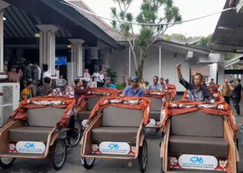 Penyerahan bantuan becak listrik dari Presiden Prabowo Subianto di di halaman pendopo kabupaten Pati, Rabu, 12 November 2025. (Lingkarnews Network)