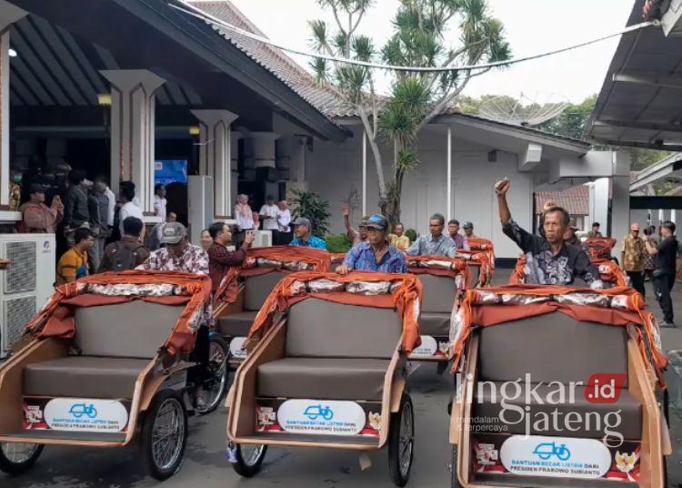 Tak Capek Mengayuh, Tukang Becak di Pati Dapat Becak Listrik Gratis dari Prabowo 25 Penyerahan bantuan becak listrik dari Presiden Prabowo Subianto di di halaman pendopo kabupaten Pati, Rabu, 12 November 2025. (Lingkarnews Network)