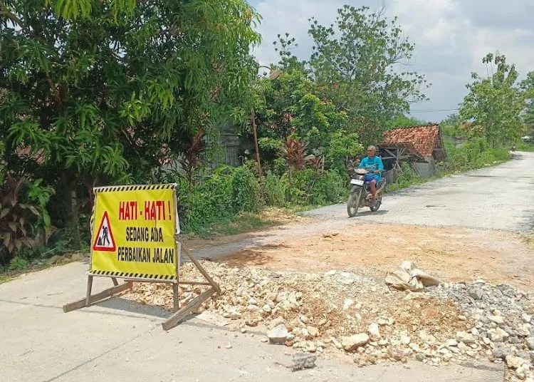 Salah satu proyek pengerjaan jalan di Kabupaten Blora. (Eko Wicaksono/Lingkarjateng.id)