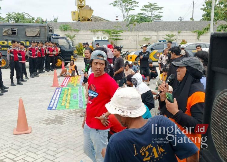 Ratusan warga Jiken, Blora demo di depan PT Pentawira terkait transparansi rekrutmen hingga dampak operasional pabrik, Jumat, 14 November 2025. (Eko Wicaksono/Lingkarjateng.id)