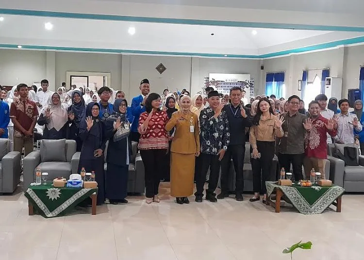 Bupati Kendal Tekankan Pentingnya Sosialisasi 4 Pilar Kebangsaan ke Gen Z 25 Bupati Kendal, Dyah Kartika Permanasari saat menghadiri kegiatan sosialisasi empat pilar kebangsaan di Kampus Umkaba Kendal, Sabtu 1 November 2025. (Anik Kustiani/Lingkarjateng.id)