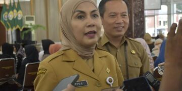 Dana Desa 2026 Menyusut, Bupati Kendal Minta Pemdes Tingkatkan PADes 10 Bupati Kendal, Dyah Kartika Permanasari didampingi KepalaDisdagkop dan UKM Kendal, Toni Ari Wibowo saat diwawancarai. (Anik Kustiani/Lingkarjateng.id)