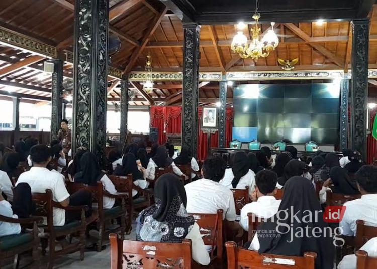66 SPPG di Demak Sudah Kantongi Sertifikat SLHS 25 Relawan SPPG saat mengikuti pelatihan penjamah makanan di Pendopo Demak, Jumat, 21 November 2025. (M Burhanuddin Aslam/Lingkarjateng.id)