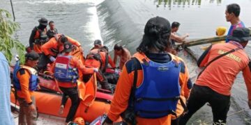 Remaja 13 Tahun yang Tenggelam di Sungai Bandengan Demak Ditemukan Meninggal 1 Relawan gabungan saat mengevakuasi remaja yang tenggelam di Sungai Bandengan, Kecamatan Wedung, Kabupaten Demak, Sabtu, 22 November 2025. (M Burhanuddin Aslam/Lingkarjateng.id)