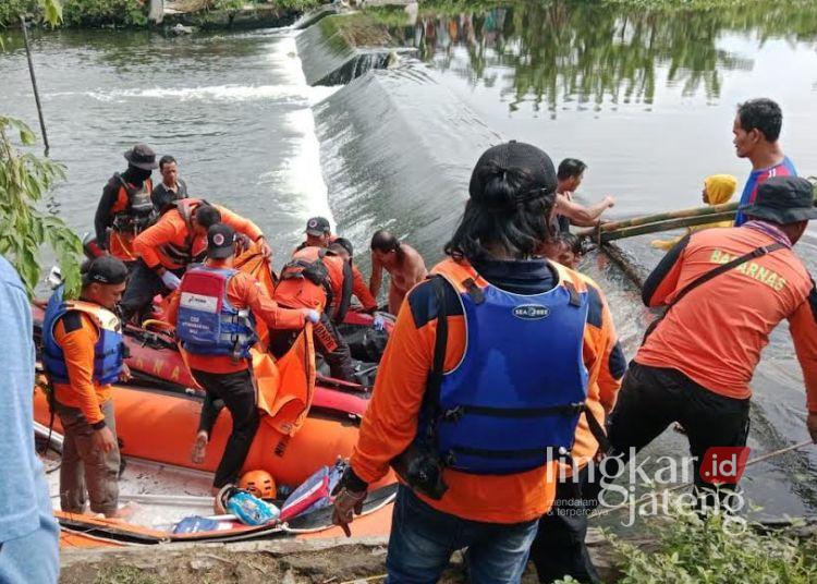 Remaja 13 Tahun yang Tenggelam di Sungai Bandengan Demak Ditemukan Meninggal 25 Relawan gabungan saat mengevakuasi remaja yang tenggelam di Sungai Bandengan, Kecamatan Wedung, Kabupaten Demak, Sabtu, 22 November 2025. (M Burhanuddin Aslam/Lingkarjateng.id)