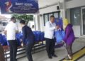 Kanwil Ditjenpas Jateng membagikan 50 paket sembako kepada warga di area Lapas Kelas I Semarang, Jumat, 14 November 2025.  (Kemenkumham Jateng/Lingkarjateng.id)