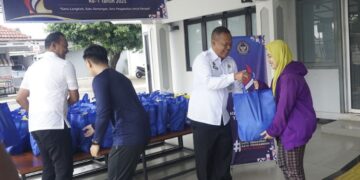 Kanwil Ditjenpas Jateng membagikan 50 paket sembako kepada warga di area Lapas Kelas I Semarang, Jumat, 14 November 2025.  (Kemenkumham Jateng/Lingkarjateng.id)