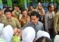 Wapres Gibran Tinjau Program MBG di SMPN 9 Salatiga, Siswa Berebut Salim 29 Murid SMP Negeri 9 Salatiga, Jawa Tengah terlihat antusias berebut salim dengan Wakil Presiden RI Gibran Rakabuming Raka, Jumat, 7 November 2025. (Humas Pemprov Jateng/Lingkarjateng.id)