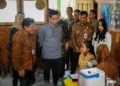 Wapres Gibran Didampingi Gubernur Jateng Tinjau Program CKG dan Speling 27 Wakil Presiden Gibran Rakabuming Raka didampingi Gubernur Jawa Tengah Ahmad Luthfi saat meninjau pelaksanaan cek kesehatan gratis (CKG) di SDN Ledok 05, Jumat, 7 November 2025. (Humas Pemprov Jateng/Lingkarjateng.id)