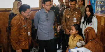 Wapres Gibran Didampingi Gubernur Jateng Tinjau Program CKG dan Speling 7 Wakil Presiden Gibran Rakabuming Raka didampingi Gubernur Jawa Tengah Ahmad Luthfi saat meninjau pelaksanaan cek kesehatan gratis (CKG) di SDN Ledok 05, Jumat, 7 November 2025. (Humas Pemprov Jateng/Lingkarjateng.id)
