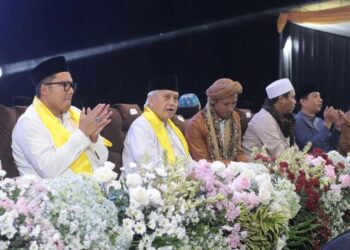 Golkar Jateng Bersholawat, Mohammad Saleh: Jadi Cara Dekat dengan Warga 25 Ketua DPD Partai Golkar Jateng yang juga Wakil Ketua DPRD Jateng, Mohammad Saleh (kiri pertama) saat menghadiri Golkar Jateng Bersholawat di Lapangan Lugosobo, Kecamatan Gebang Kabupaten Purworejo, pada Minggu malam, 16 November 2025. (Dok. for Lingkarjateng.id)