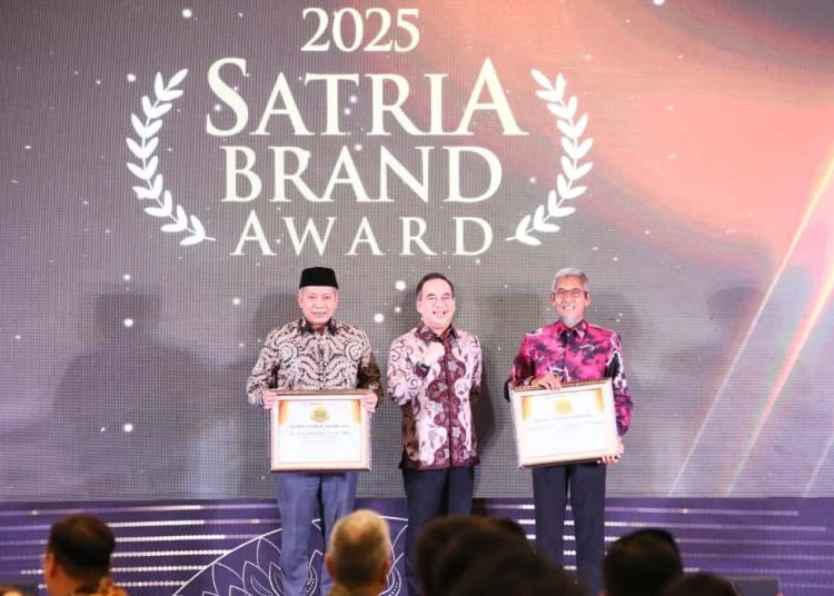 Ahmad Luthfi-Taj Yasin Raih Penghargaan Ajang Satria Leader Award 25 Sekda Jateng Sumarno dan Asisten Administrasi Setda Jateng, Dhoni Widianto mewakili Gubernur Ahmad Luthfi dan Wagub Taj Yasin menerima penghargaan ajang Satria Brand Award 2025 di Hotel Padma, Semarang, Jumat, 7 November 2025 malam. (Humas Pemprov Jateng/Lingkarjateng.id)